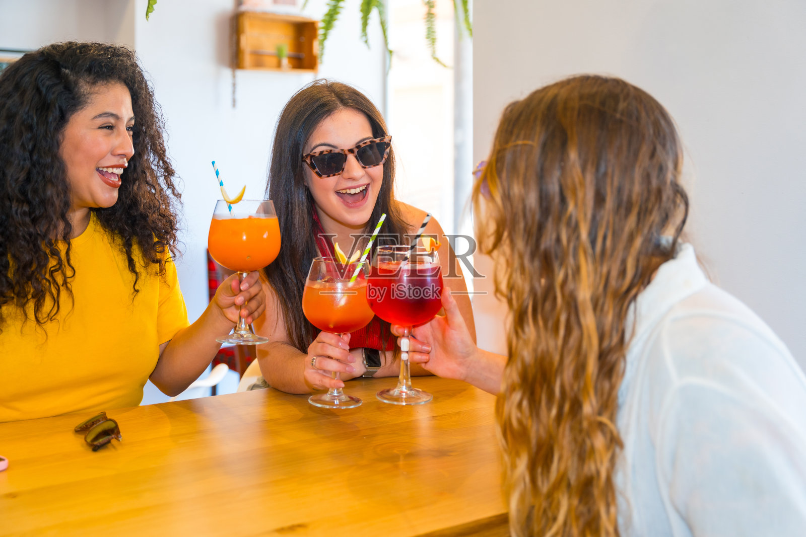 快乐的女人在夏天用鸡尾酒敬酒照片摄影图片