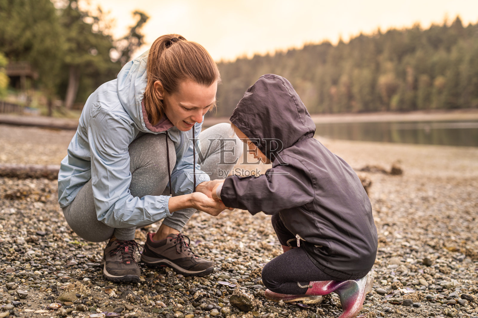快乐的妈妈和孩子一起探索大自然。照片摄影图片