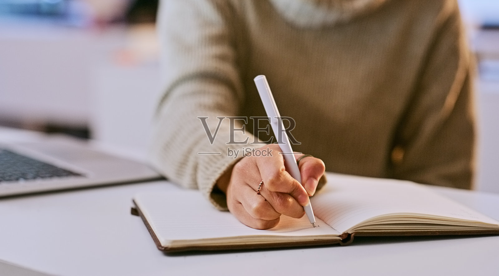 学生,在笔记本上手写,为提案,计划或大学头脑风暴项目的想法。人,手指和笔用于大学生产力或考试,学习笔记,研究或课堂照片摄影图片