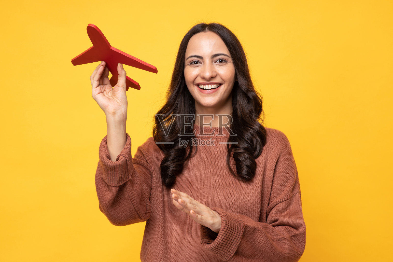 梦幻女孩穿运动衫的照片显示纸飞机孤立的黄色背景股票照片照片摄影图片