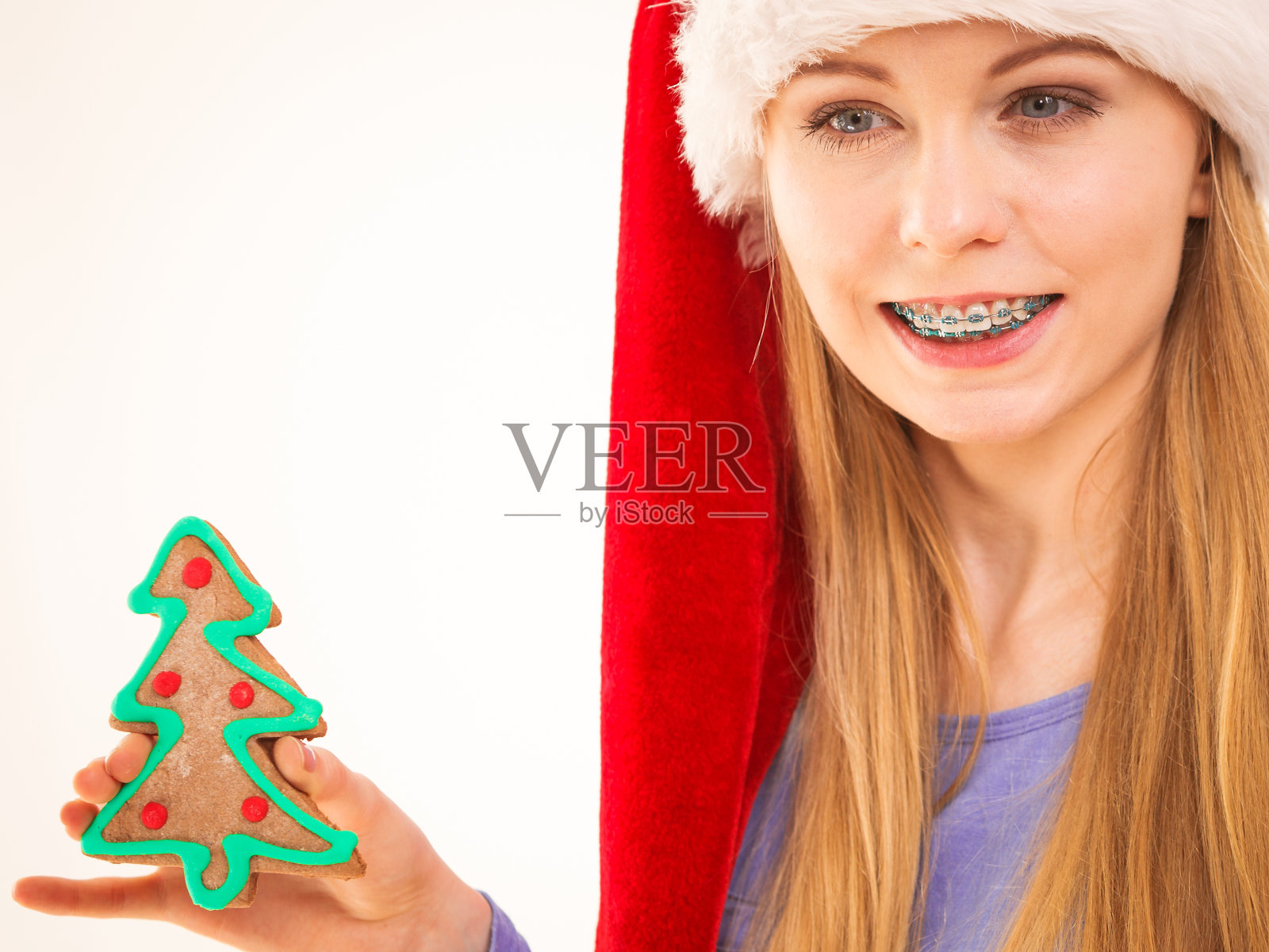 拿着圣诞树饼干的女人照片摄影图片