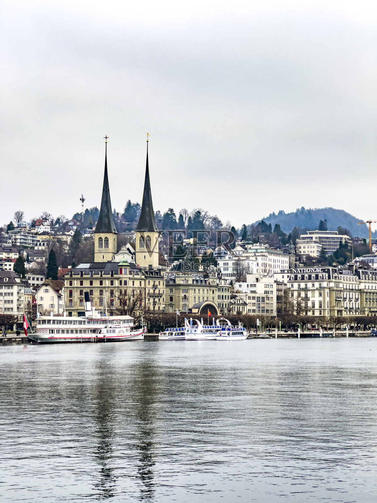 卢塞恩的湖景。照片摄影图片
