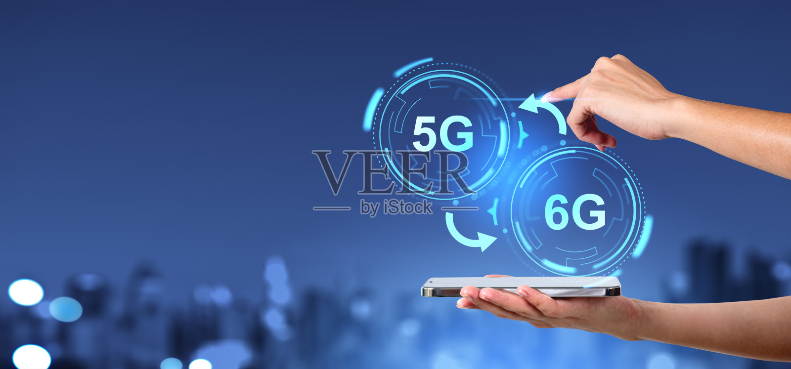 女人拿着手机,5G和6G照片摄影图片