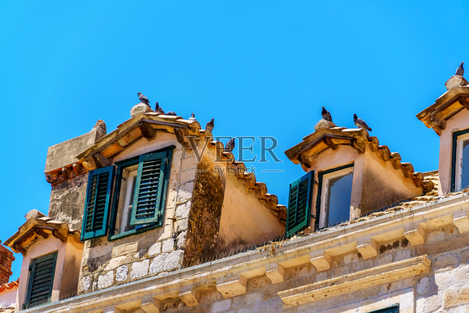 克罗地亚杜布罗夫尼克老城的鸽子屋顶街景,中世纪的欧洲建筑,城市街道,木制百叶窗的窗户,巴尔干旅行的概念照片摄影图片