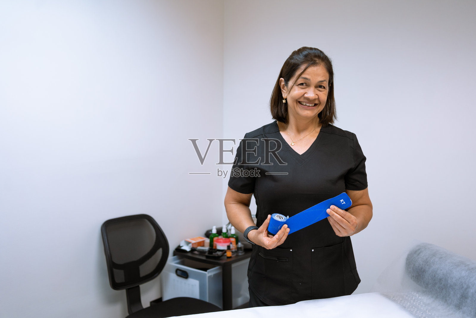 一位拉丁物理治疗师的肖像照片摄影图片