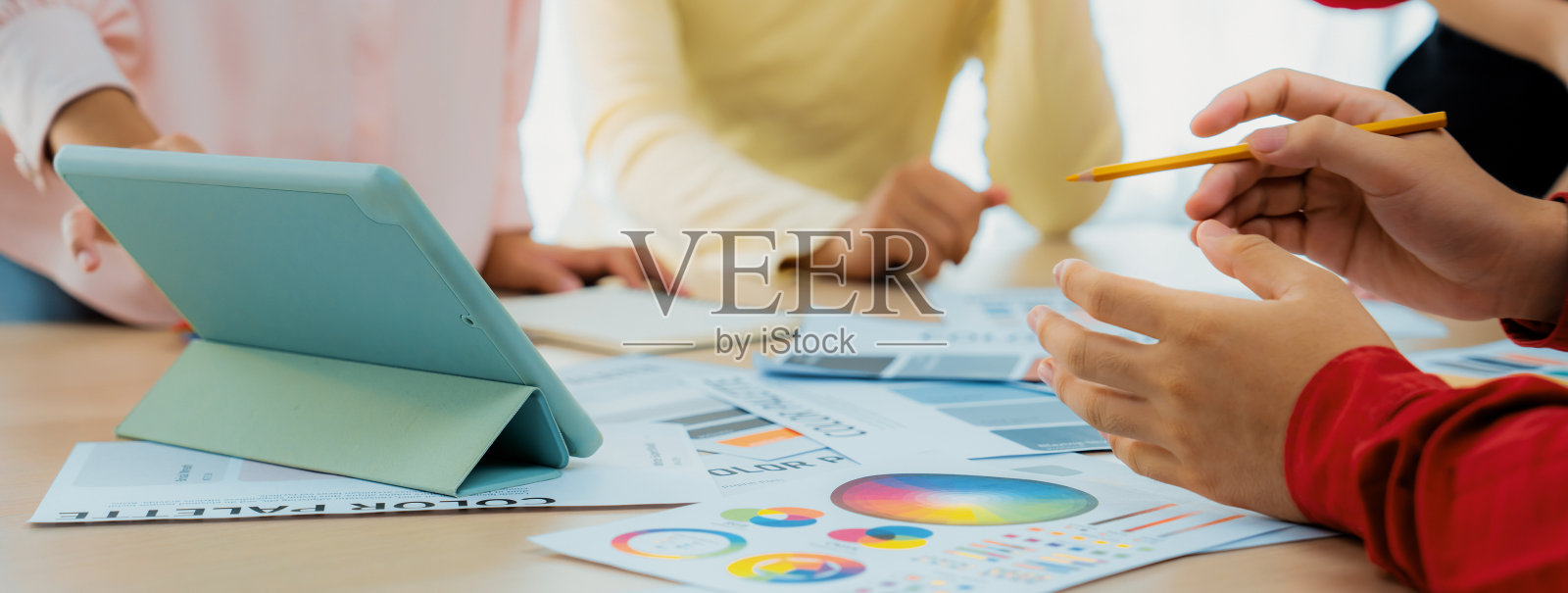 创意设计团队开会讨论室内设计。斑叶。照片摄影图片