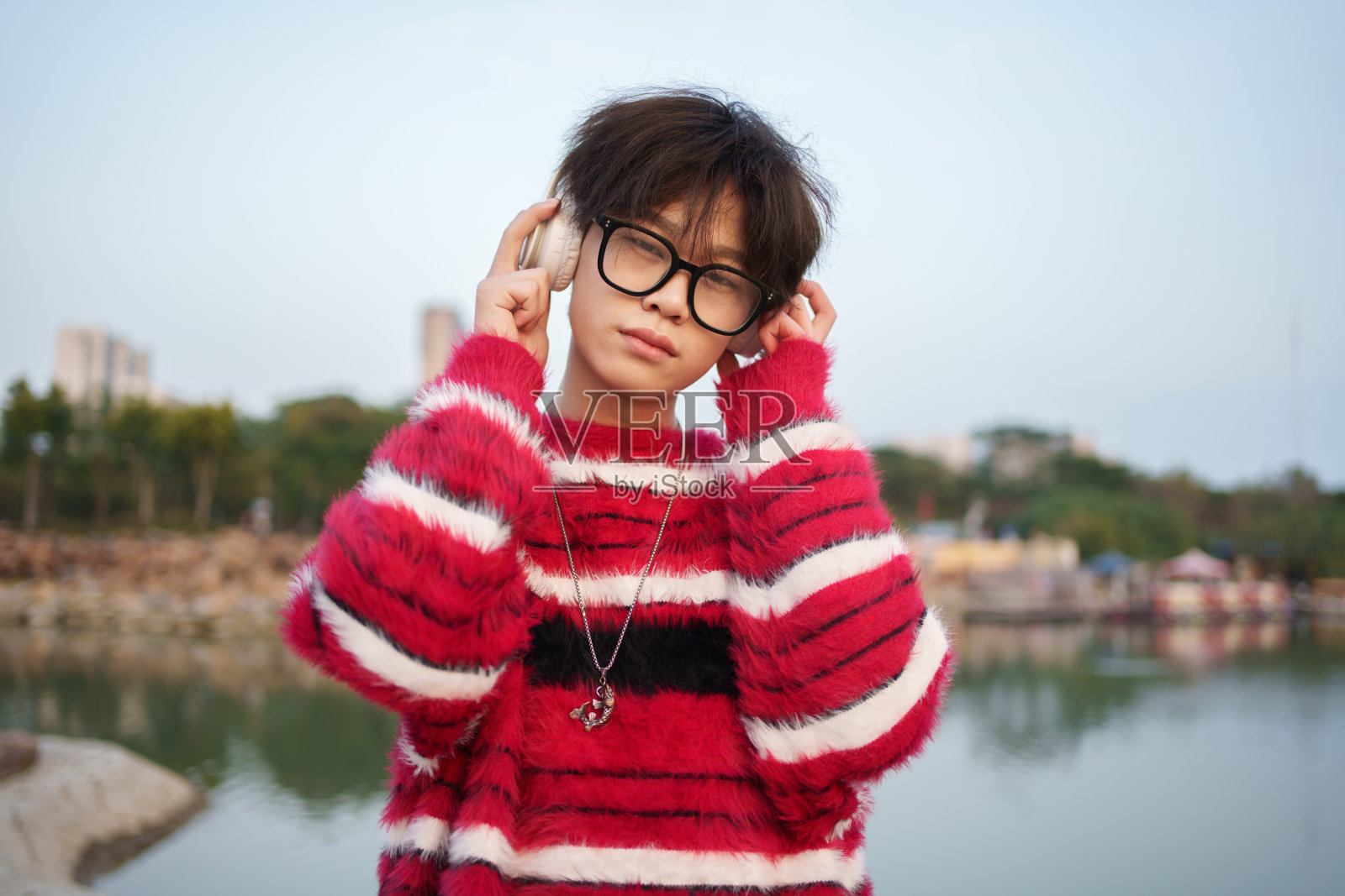 男子在户外享受音乐照片摄影图片