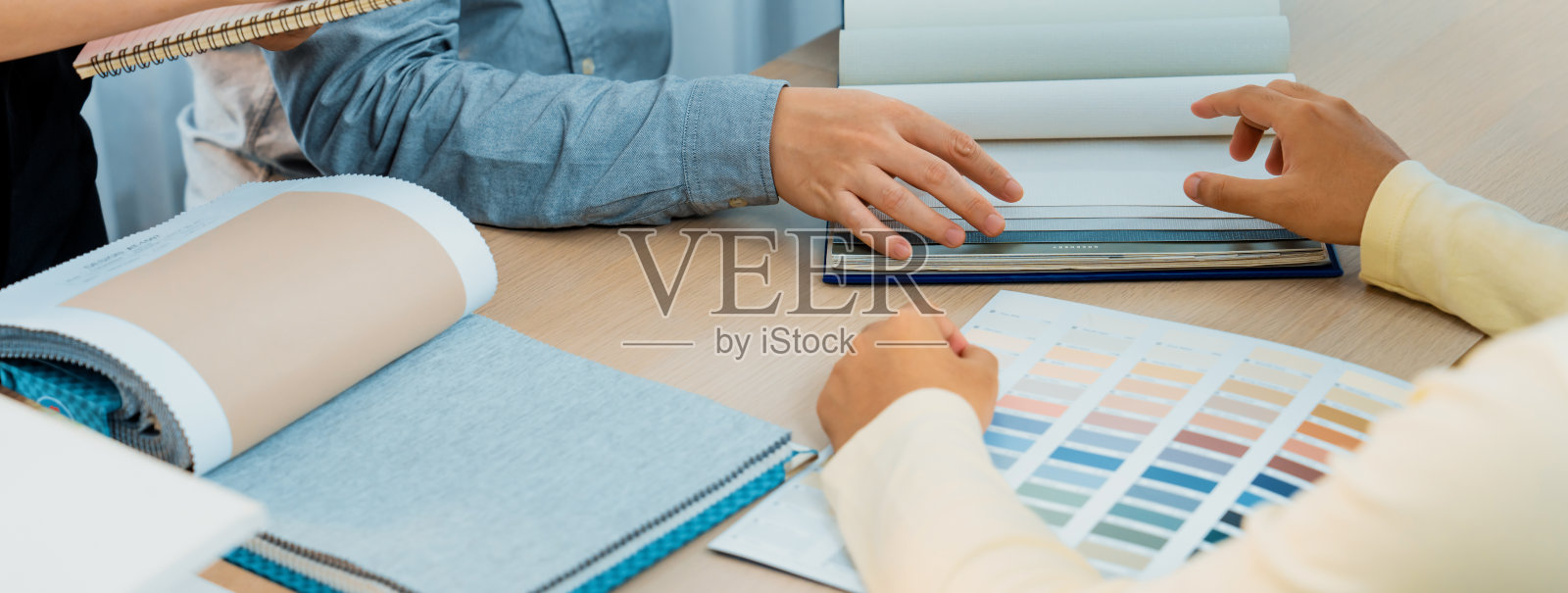 建筑师和室内设计师讨论窗帘材料。斑叶。照片摄影图片