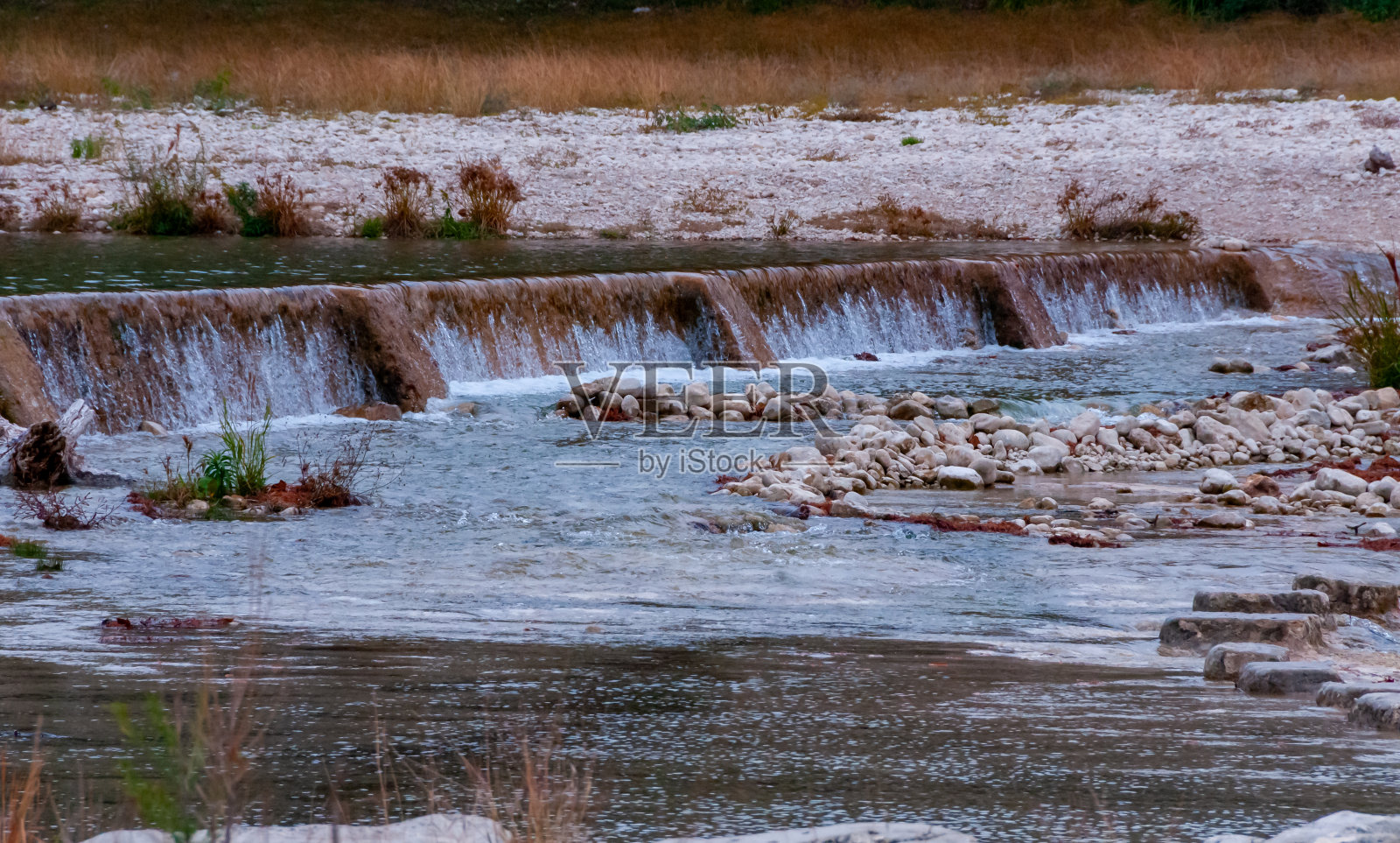 美国德克萨斯州加纳州立公园,河流上的人工水坝,形成小瀑布的水流照片摄影图片