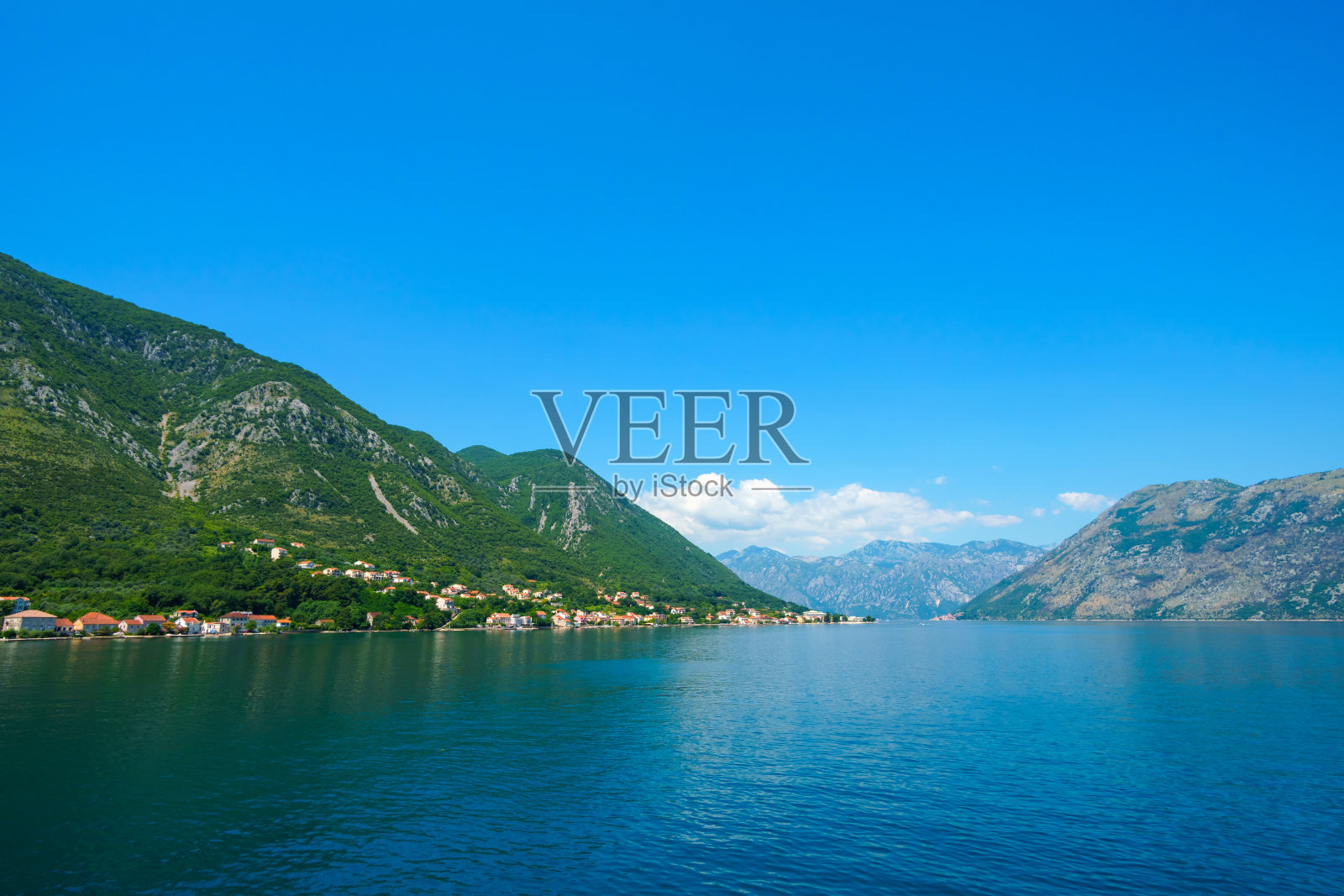 在黑山科托尔湾的游艇上航行时的海景,阳光明媚的日子,山和海,旅行照片摄影图片