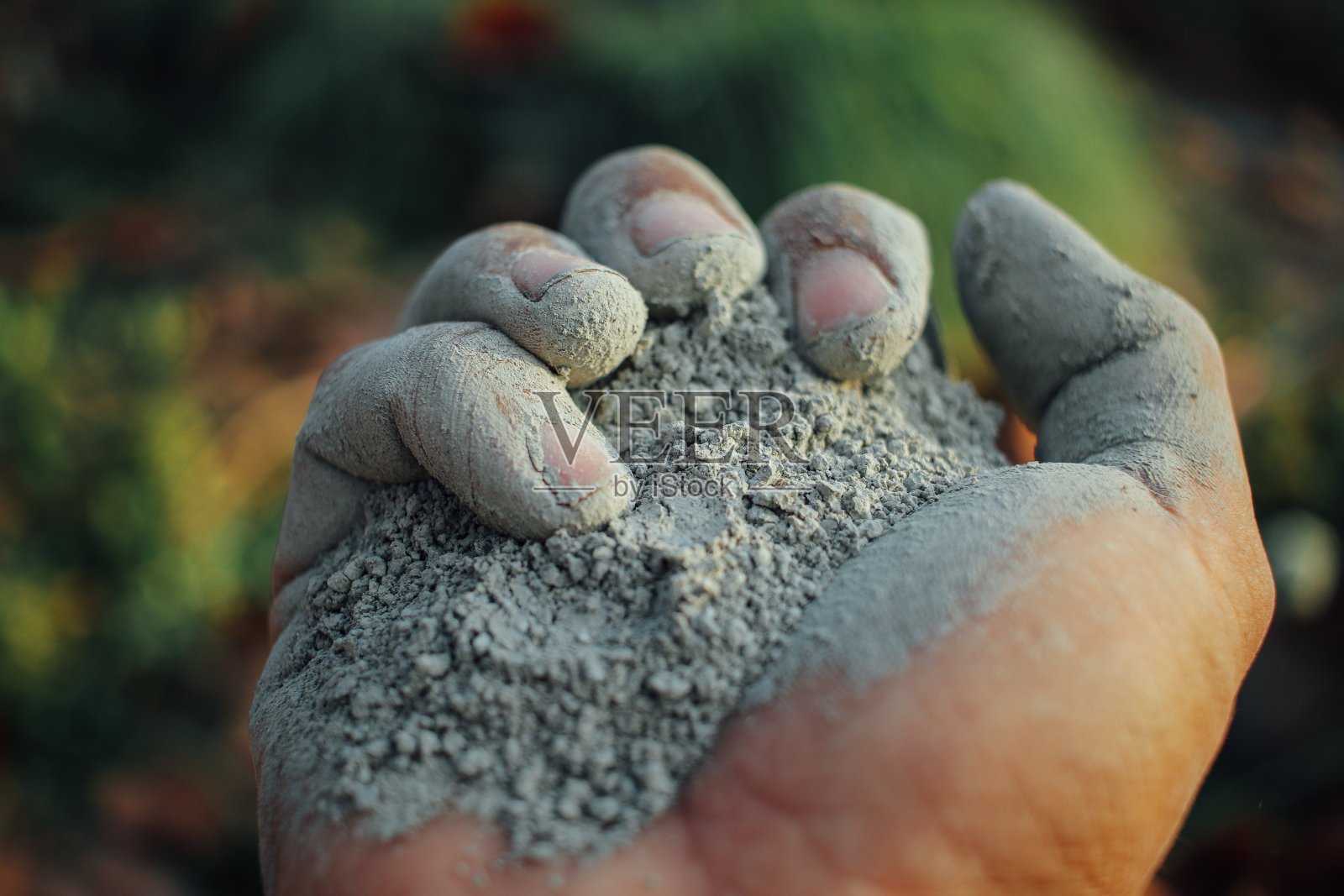 干水泥在手照片摄影图片