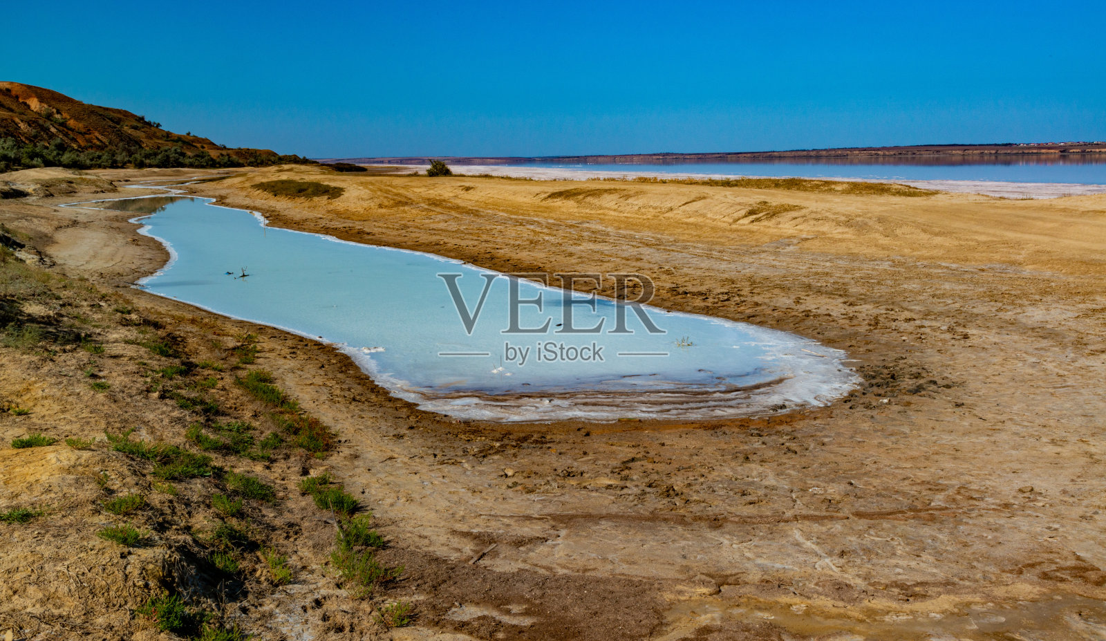 高盐库亚尔尼克河口。靠近水库岸边的咸水湖照片摄影图片