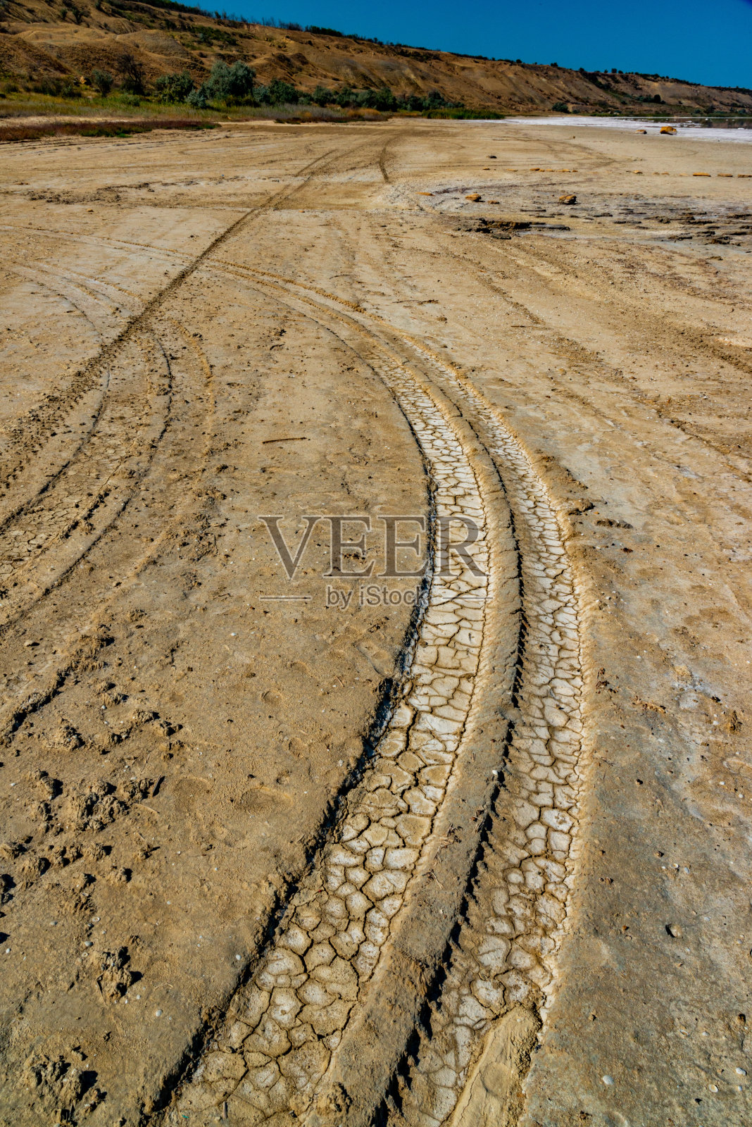 高盐库亚尔尼克河口。干燥的水库底部的干裂的治疗泥浆照片摄影图片