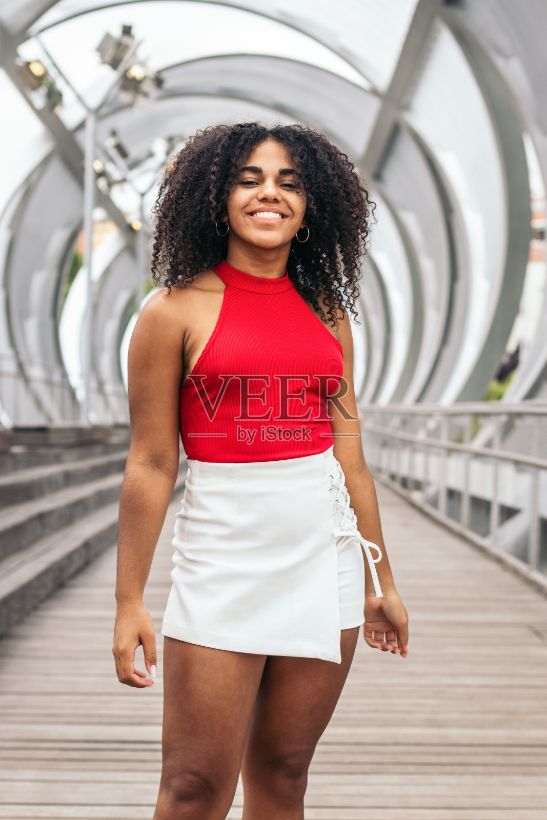 一个留着非洲发型的女孩在城市享受夏天的肖像照片摄影图片