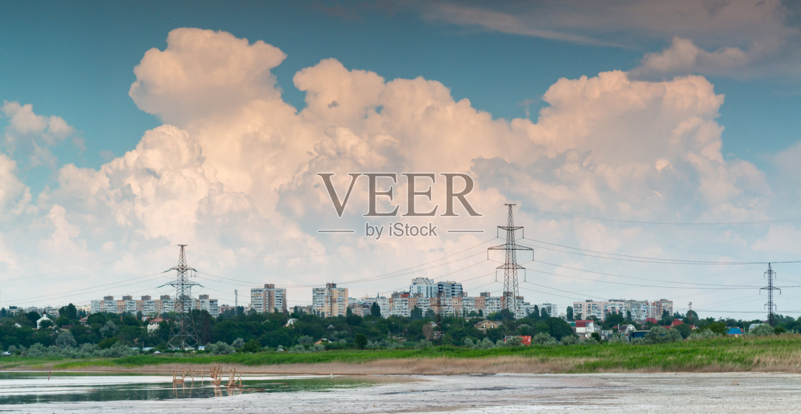 乌克兰南部库亚尔尼克河口附近的城市上空,蓬松的白色云层照片摄影图片