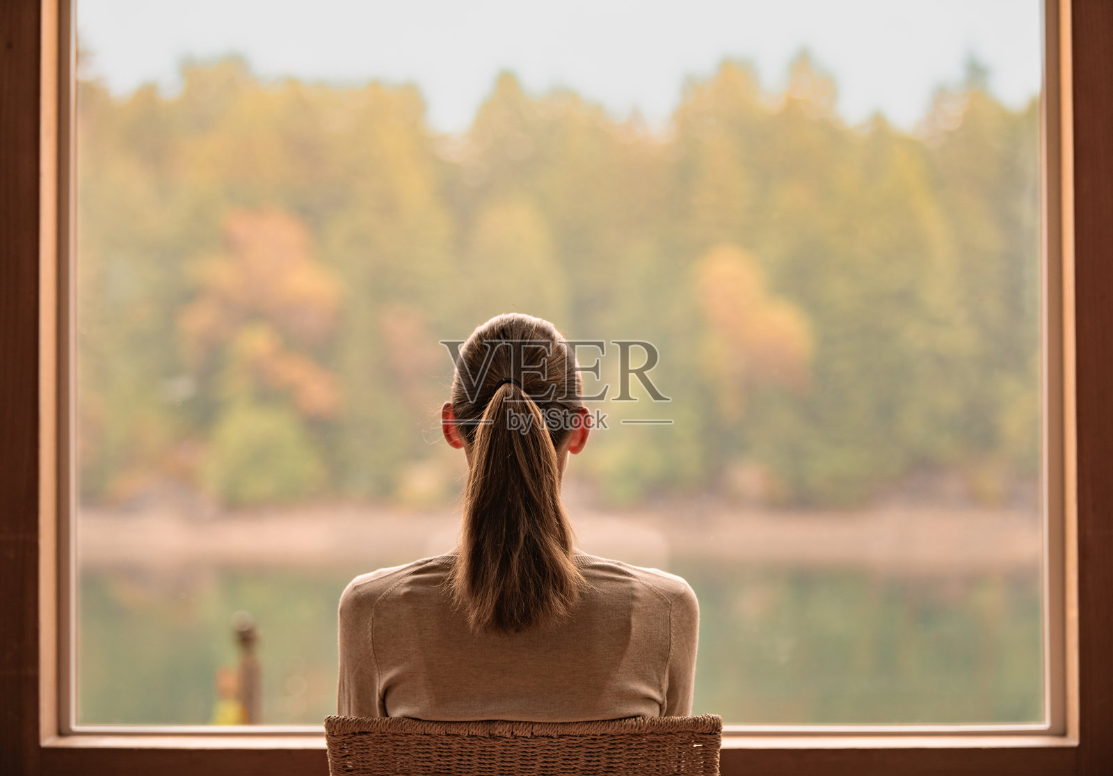 女人望着窗外。照片摄影图片