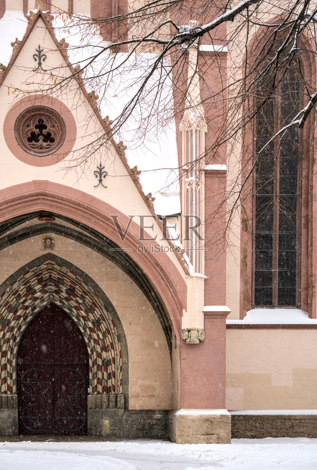 冬天下雪的德国哥廷根的老教堂照片摄影图片