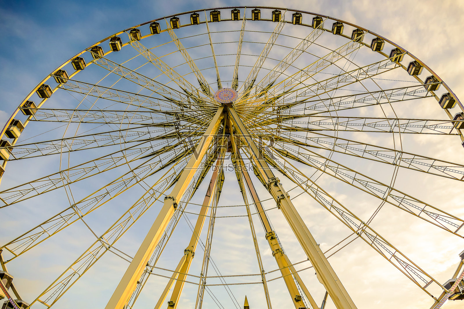 摩天轮在协和飞机的位置上,图片是一个美丽的pa照片摄影图片