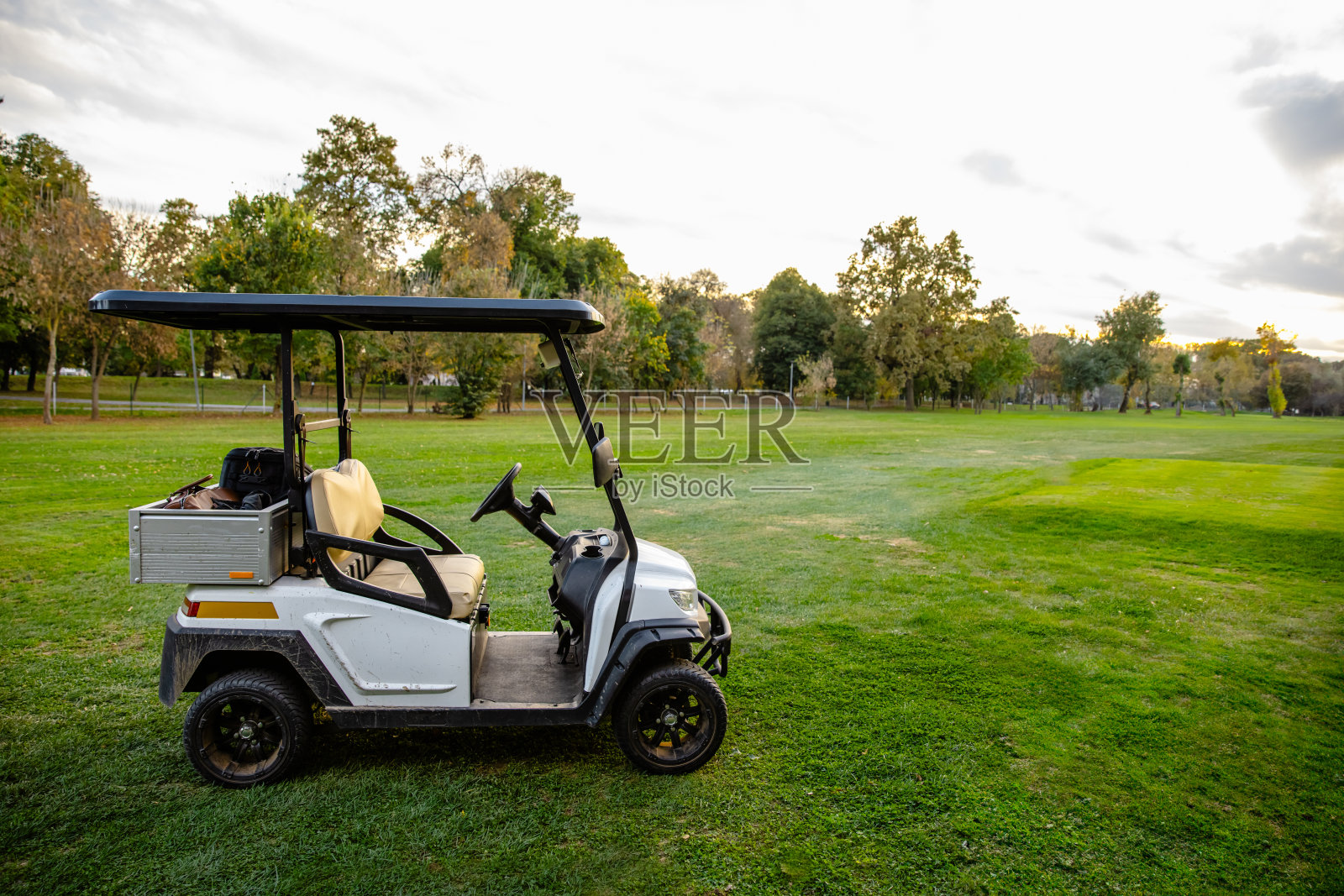 高尔夫球车在高尔夫球场-股票照片照片摄影图片