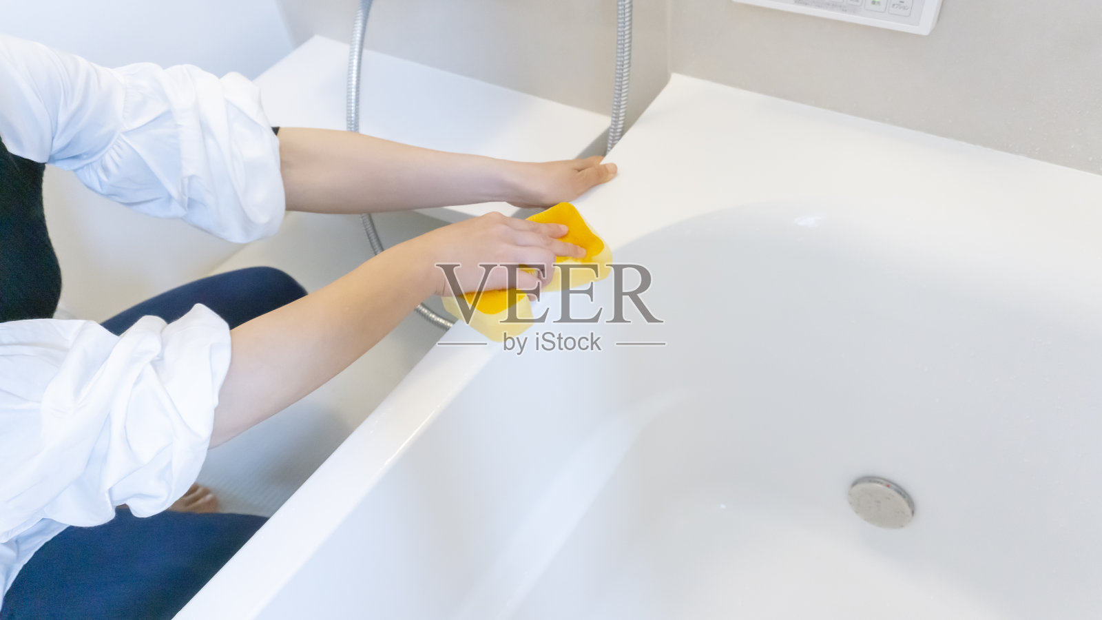 打扫浴室的人照片摄影图片