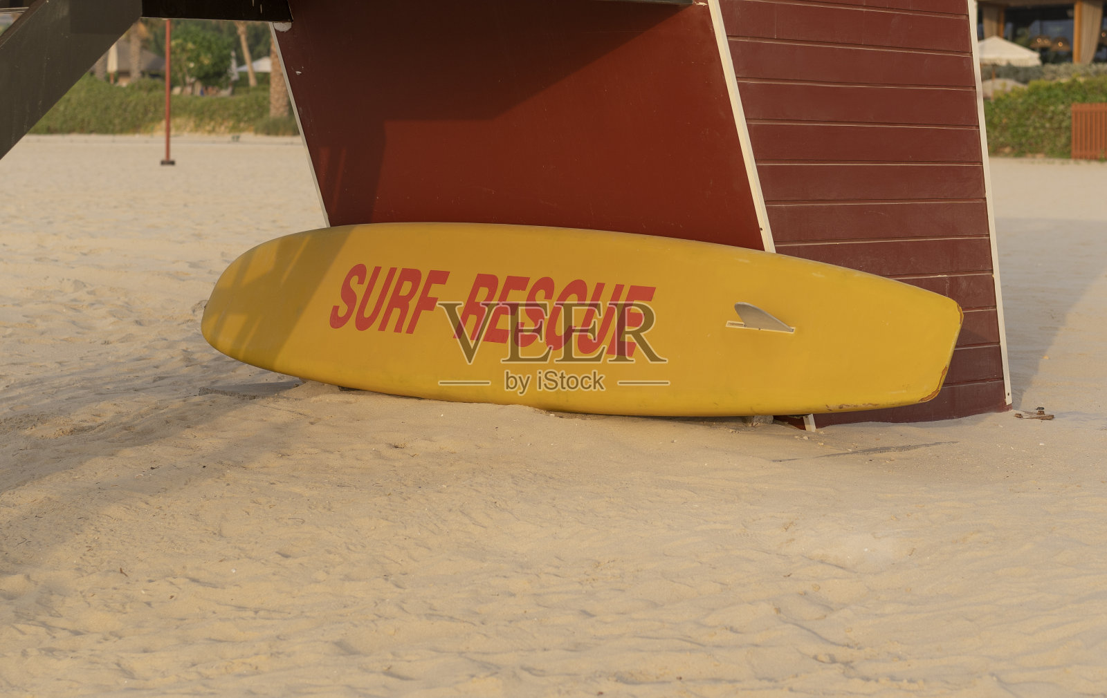 迪拜海滩上的冲浪救援板照片摄影图片