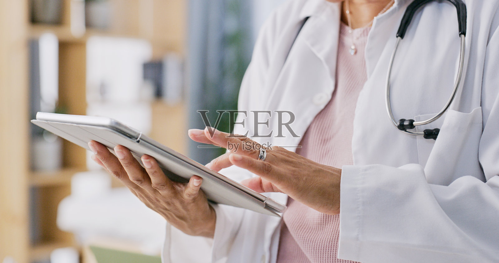 平板电脑,医生手和保健人员打字研究医学,医学科学或健康研究。医院服务,网上信息和外科医生,护士或专家的审查报告的特写照片摄影图片