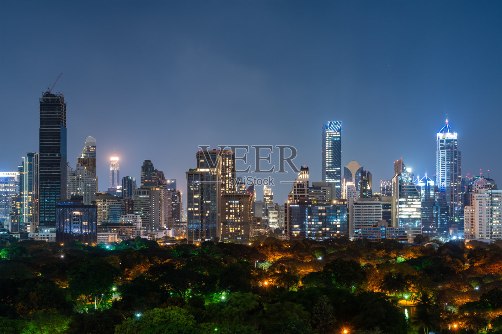 夜间曼谷城市全景与摩天大楼照片摄影图片