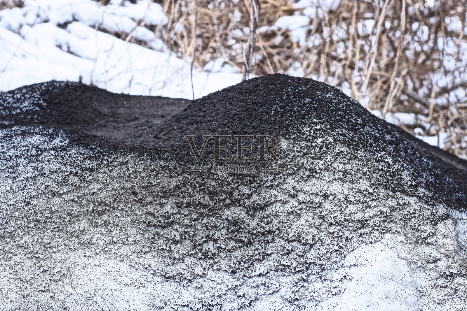 由白色的雪和黑色的灰组成的雪堆照片摄影图片
