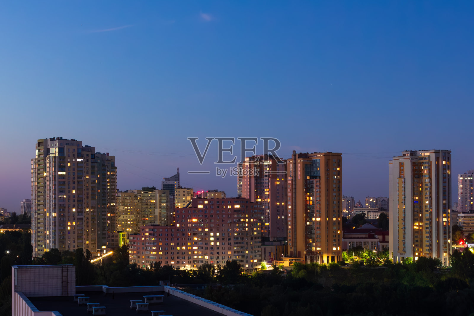 傍晚时分,城市某一地区的公寓楼照片摄影图片