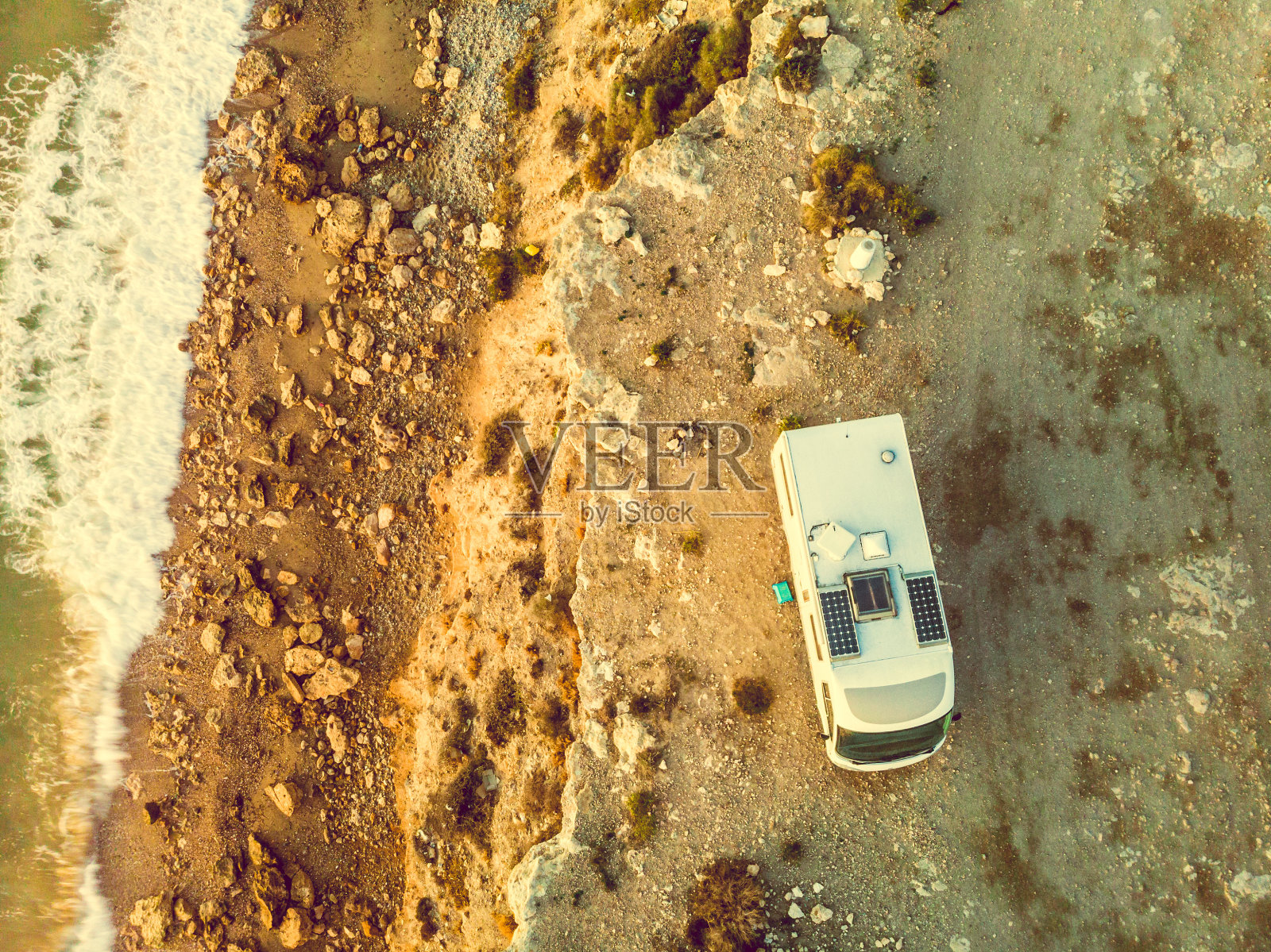 房车在西班牙岩石海岸。鸟瞰图照片摄影图片