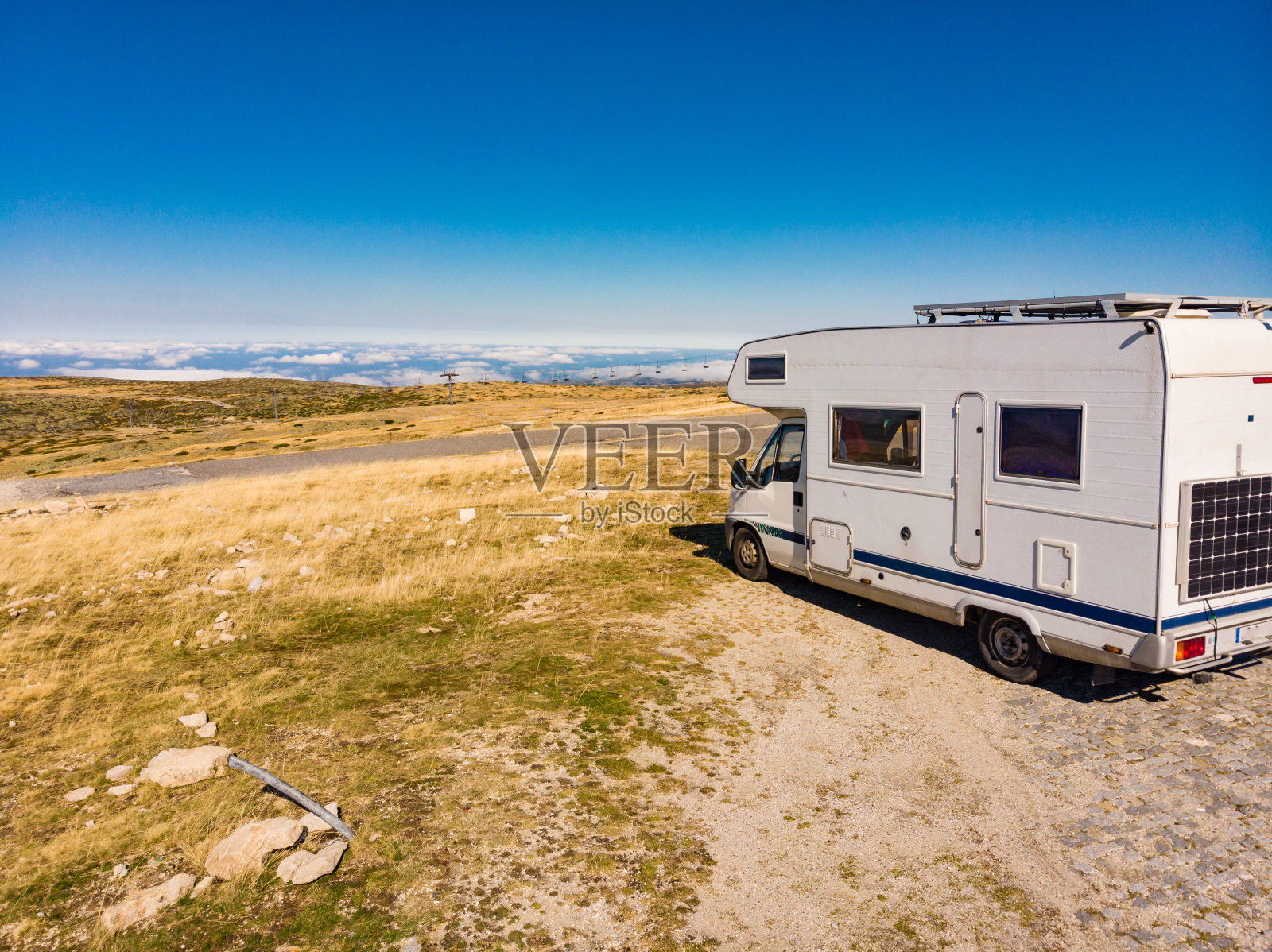 葡萄牙,在云层之上的山顶露营。照片摄影图片