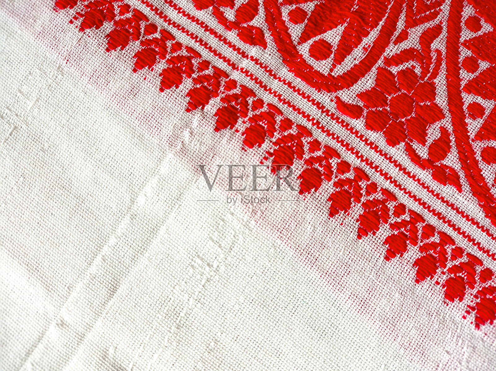 伽莫萨是阿萨姆邦传统的纺织品图案。它是一块带有红色条纹和红色图案的白色布,在比胡使用,类似于乌克兰和俄罗斯的图案。照片摄影图片