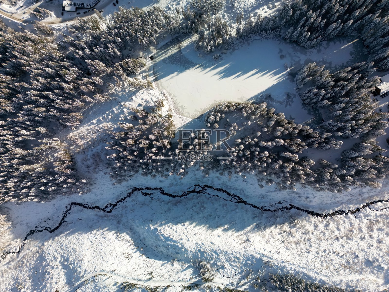 日落时斯洛伐克低塔特拉山山坡上冬季松林的鸟瞰图照片摄影图片