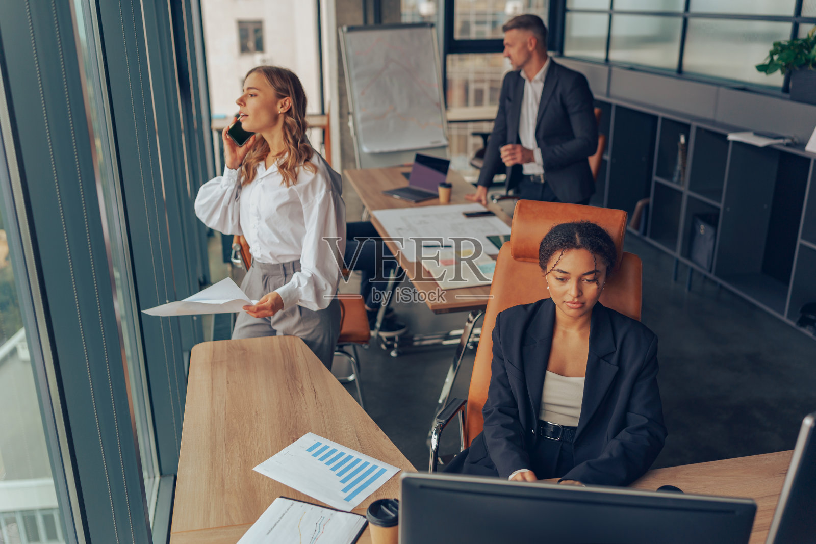 工作日在现代公司办公室工作的商务同事。团队合作理念照片摄影图片