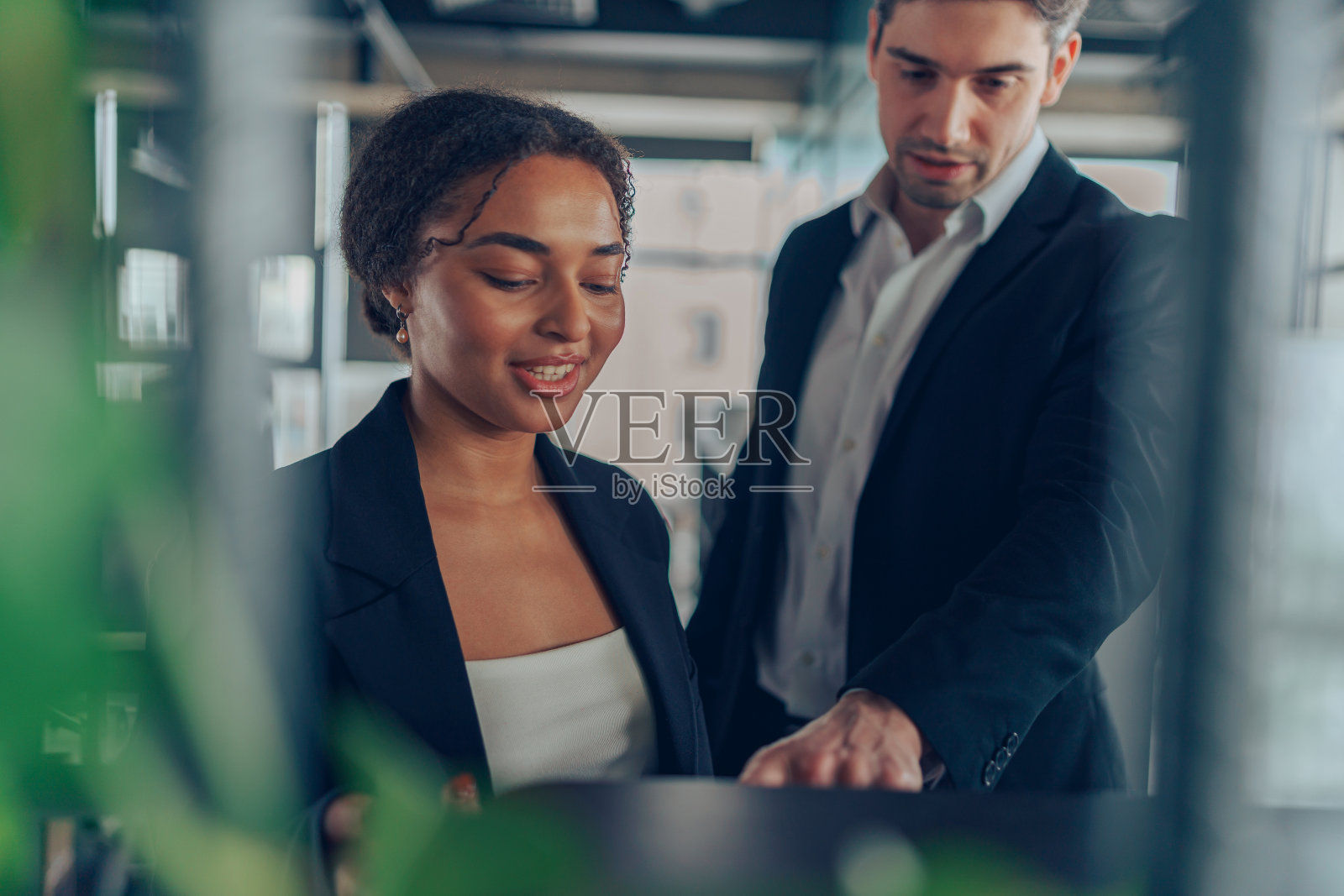 办公室走廊休息时,一群同事站在咖啡机旁照片摄影图片