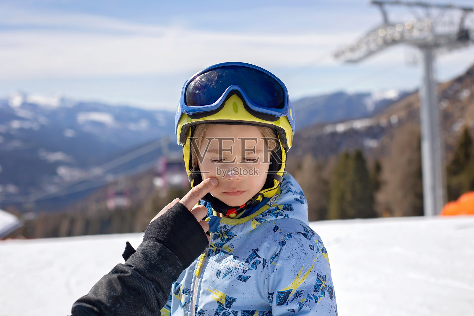 幸福的家庭,和孩子们一起享受滑雪假期,阳光明媚的天气照片摄影图片