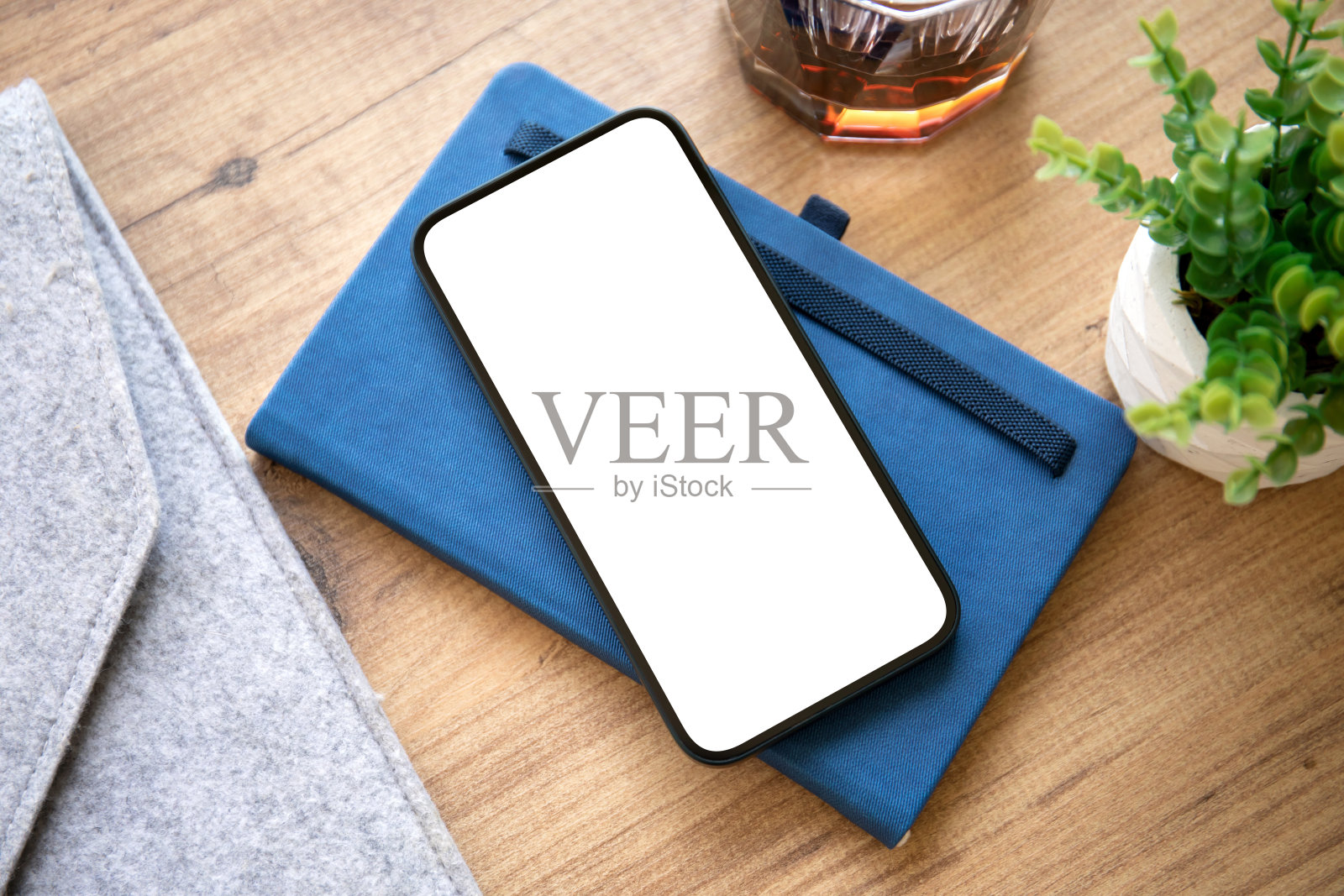 手机与隔离屏背景蓝色笔记本在办公室照片摄影图片