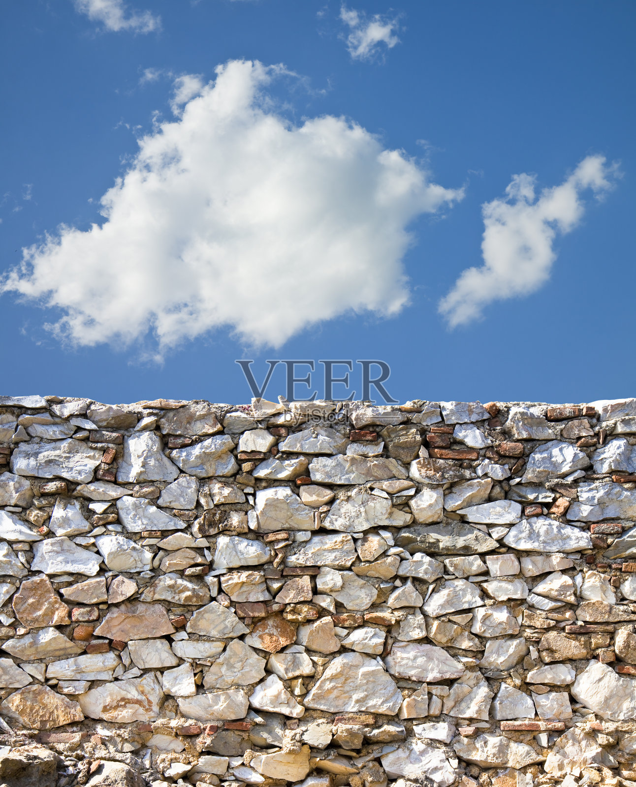 石墙与大石块对天空背景图像与复制空间照片摄影图片