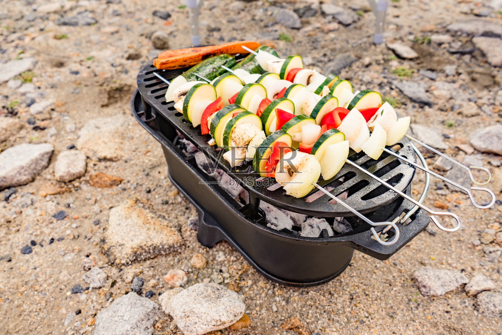 在烤架上烤蔬菜照片摄影图片