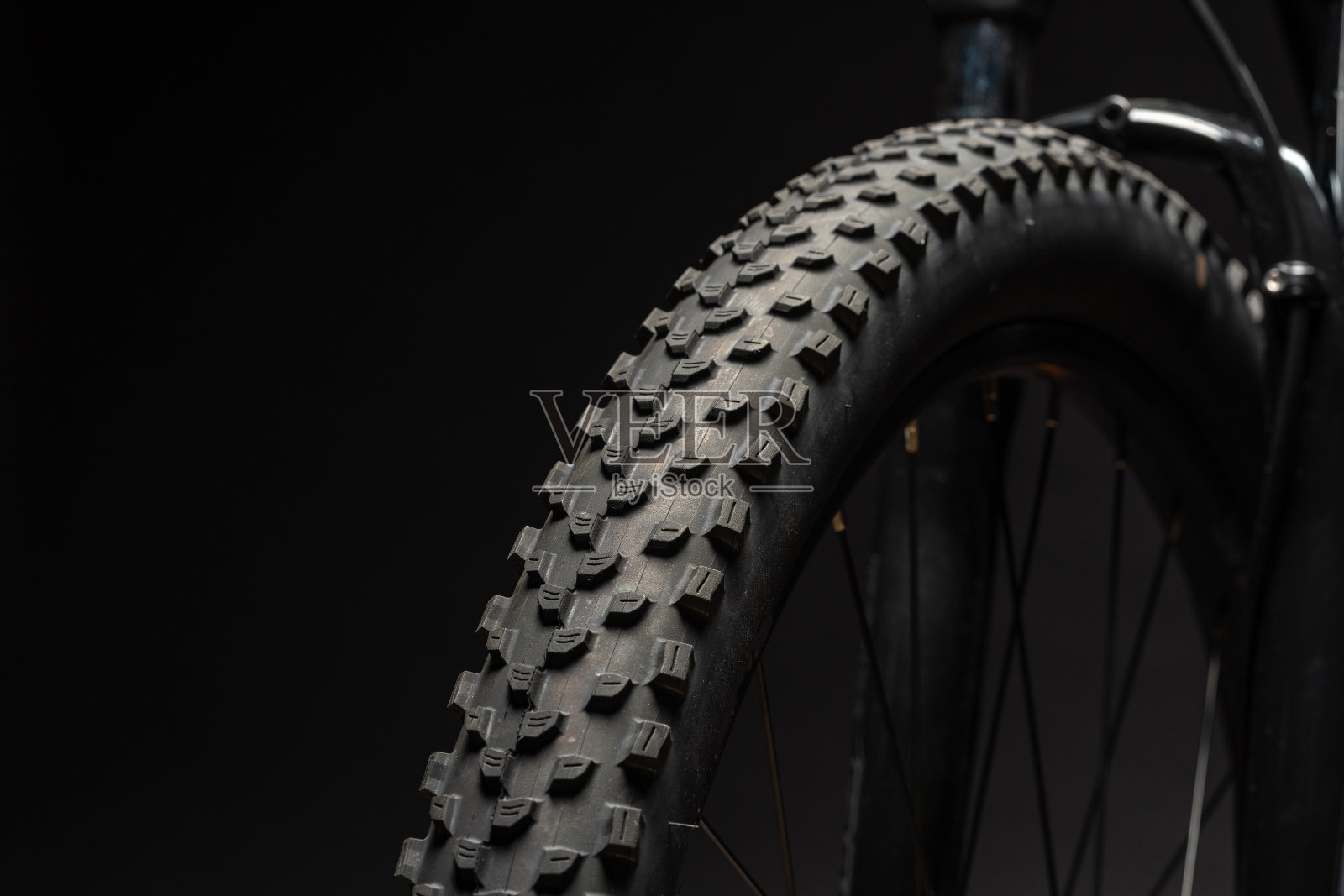 黑色背景下一辆自行车的特写照片摄影图片