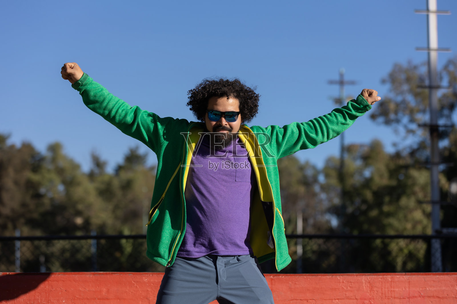 年轻人在墨西哥城的一个公园里尽情地跳舞照片摄影图片