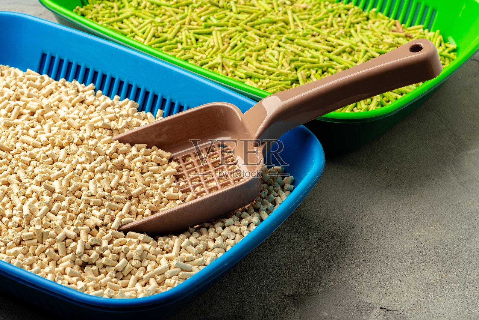 宠物砂盘与木制填料在灰色背景照片摄影图片