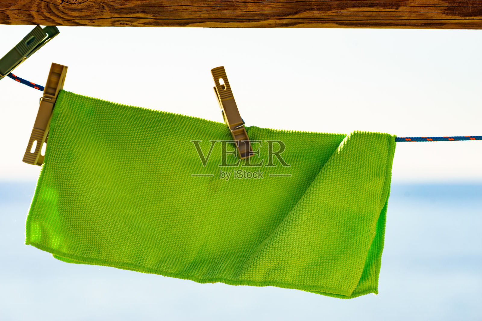 晾在户外沙滩上的布照片摄影图片