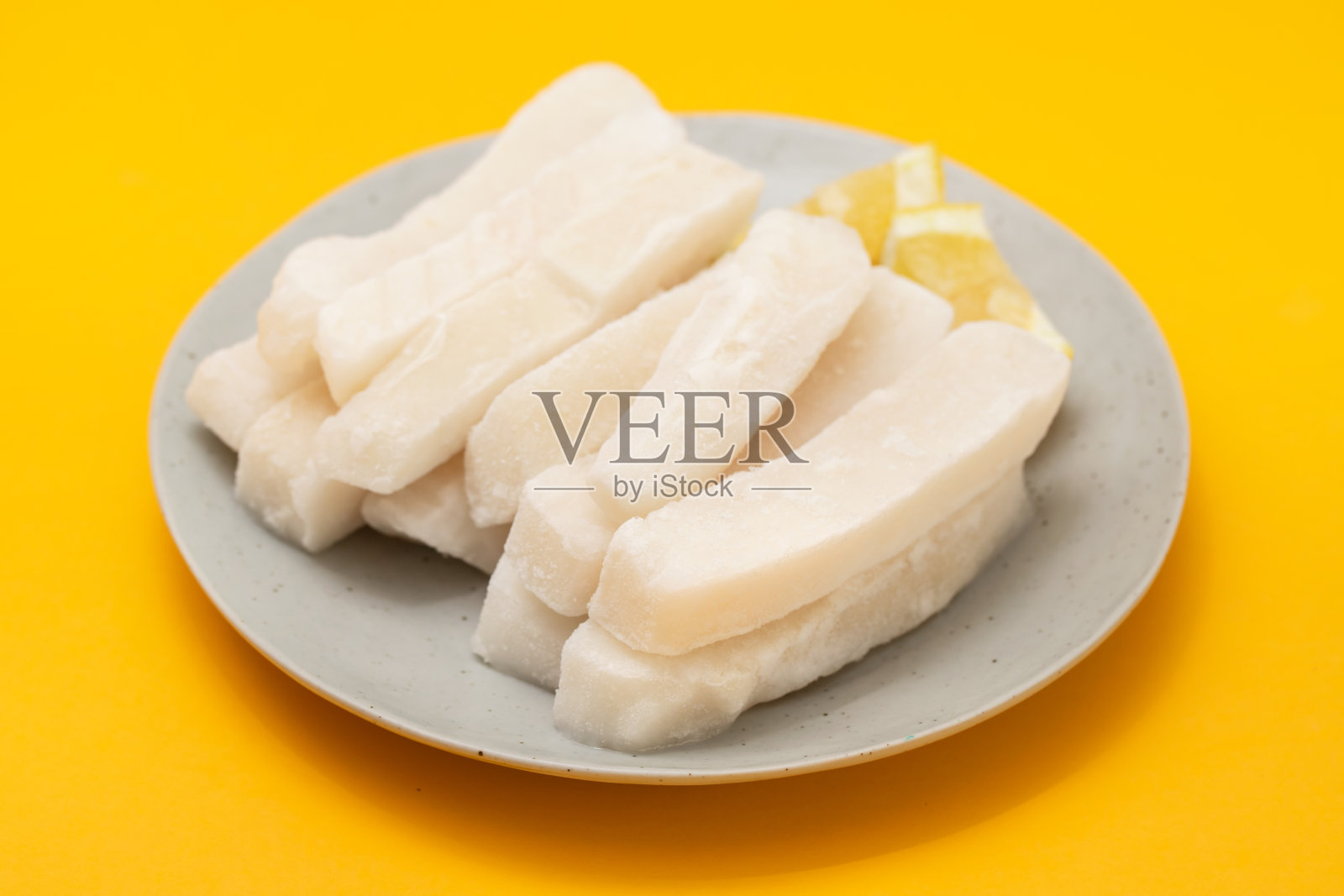 新鲜的冷冻鱿鱼装盘照片摄影图片