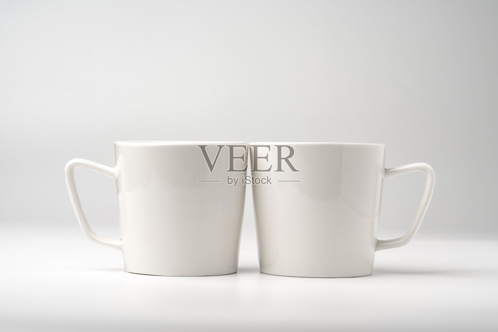 白色背景上的空白白色马克杯照片摄影图片