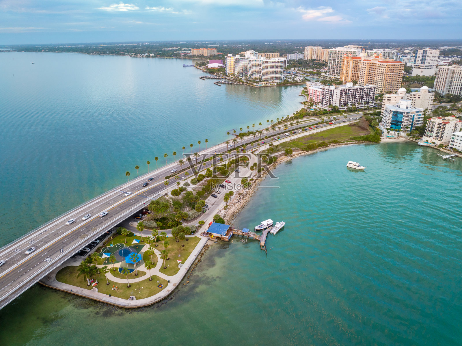 萨拉索塔新娘和天际线照片摄影图片