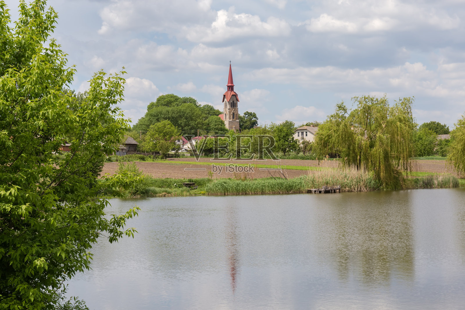 乡村景观与老石头新哥特式教堂为背景照片摄影图片