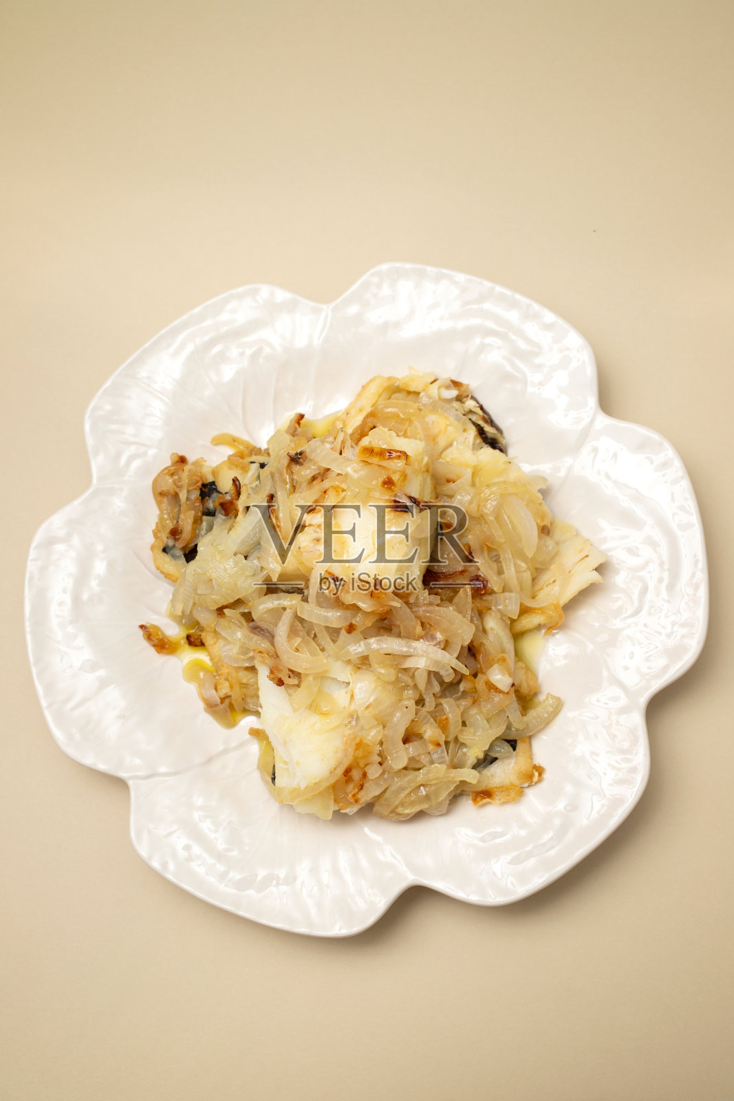 用洋葱和橄榄油煎鳕鱼照片摄影图片