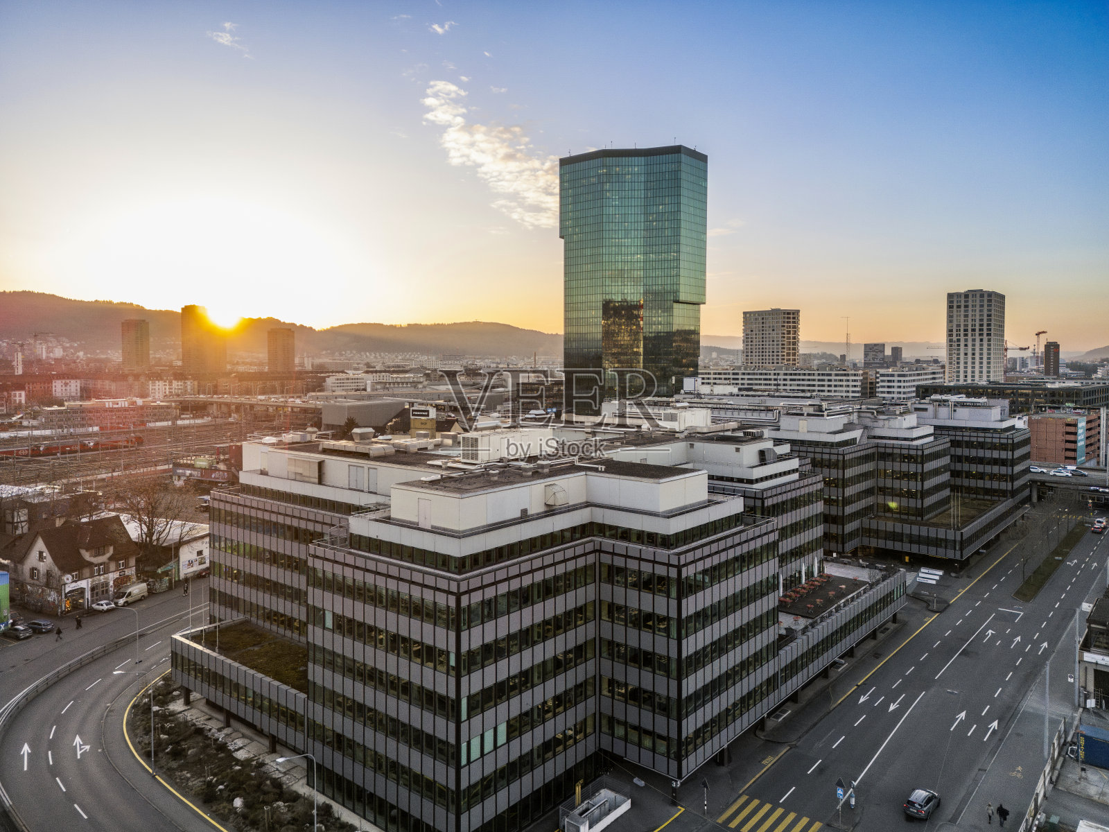 黄金塔摩天大楼和交通上的硬桥在城市工业区<e:1>丰富,美丽的日落。照片摄影图片