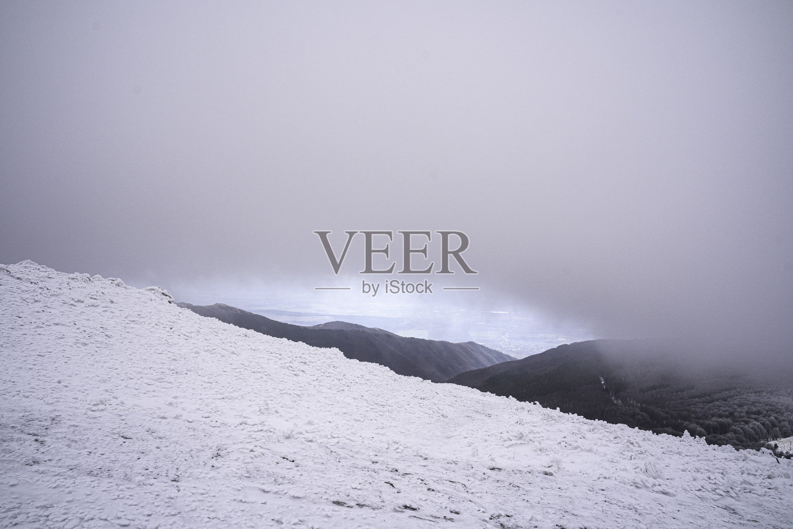 雄伟的冬季空中景观。照片摄影图片